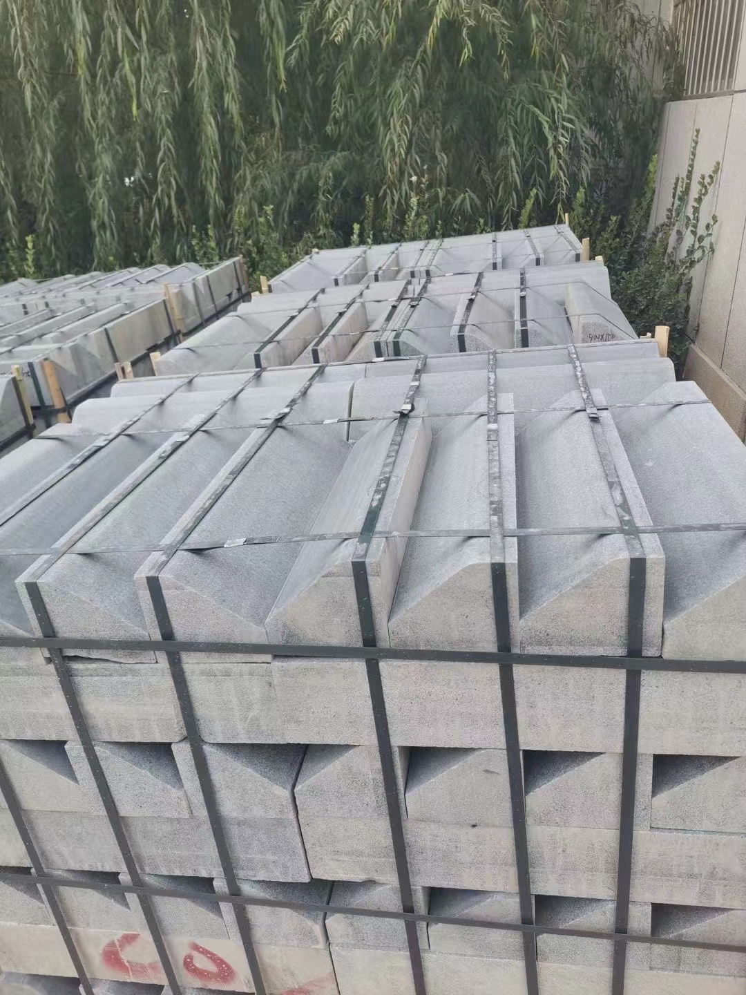 探秘荔枝面芝麻白花崗巖價(jià)格背后的品質(zhì)保證與生產(chǎn)工藝(圖1)