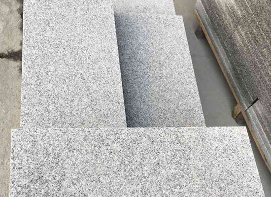 放棄傳統(tǒng)石材，轉(zhuǎn)而選擇仿石材PC磚優(yōu)勢(shì)大(圖2)