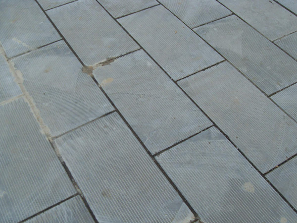 放棄傳統(tǒng)石材，轉(zhuǎn)而選擇仿石材PC磚優(yōu)勢(shì)大(圖1)