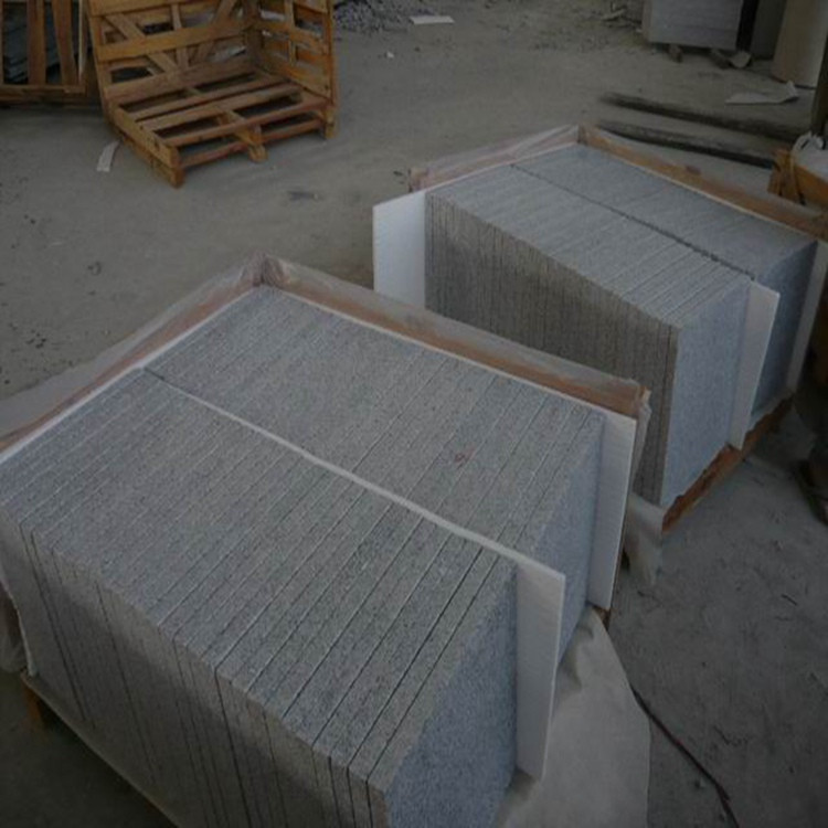 采用芝麻灰地鋪石材，營造極具現(xiàn)代感的空間氛圍(圖2)