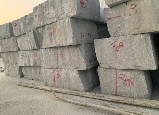 采用芝麻灰地鋪石材，營造極具現(xiàn)代感的空間氛圍(圖1)