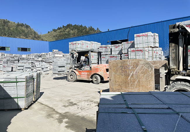 野性與溫暖并存：芝麻灰干掛石材為建筑帶來(lái)多重觸感體驗(yàn)(圖1)