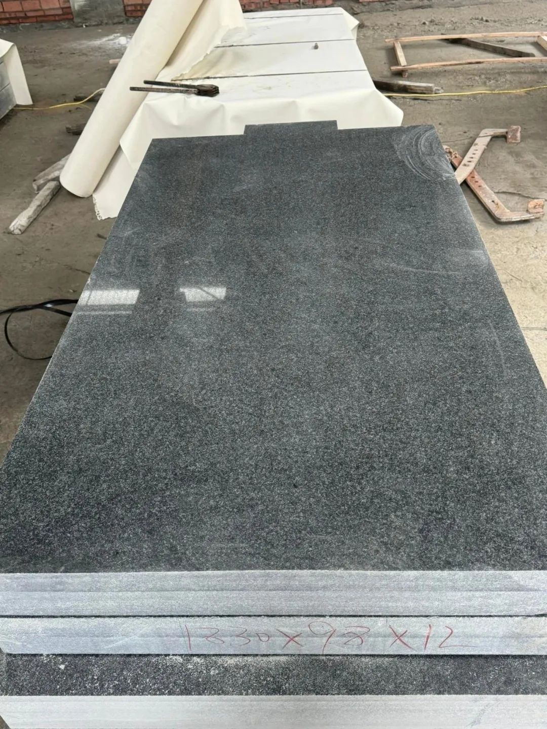 3公分厚300×600石材：芝麻黑、芝麻灰、芝麻白花崗巖種類及價(jià)格(圖7)