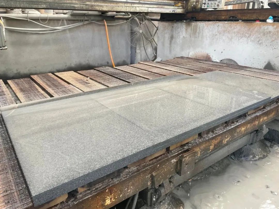 3公分厚300×600石材：芝麻黑、芝麻灰、芝麻白花崗巖種類及價(jià)格(圖13)