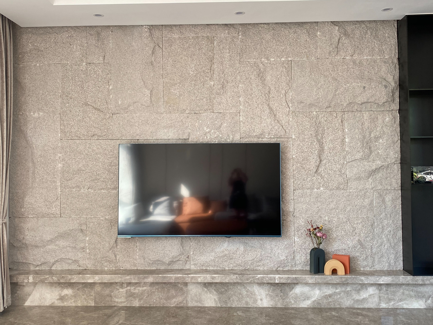 芝麻黑石材背景墻自然面報價