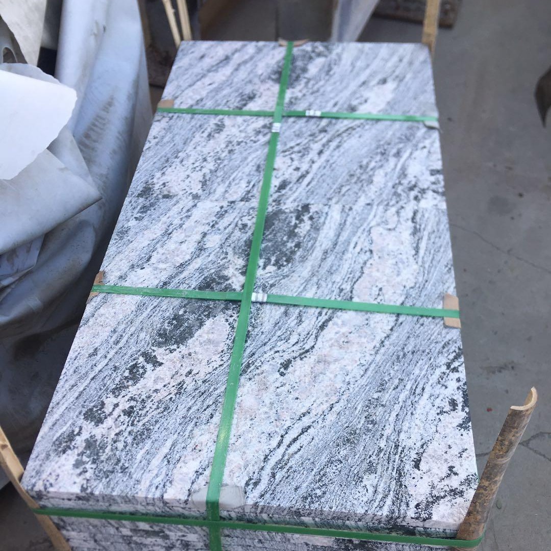 夜里雪花崗巖火燒板與光面成品在工程現(xiàn)場的應(yīng)用實況