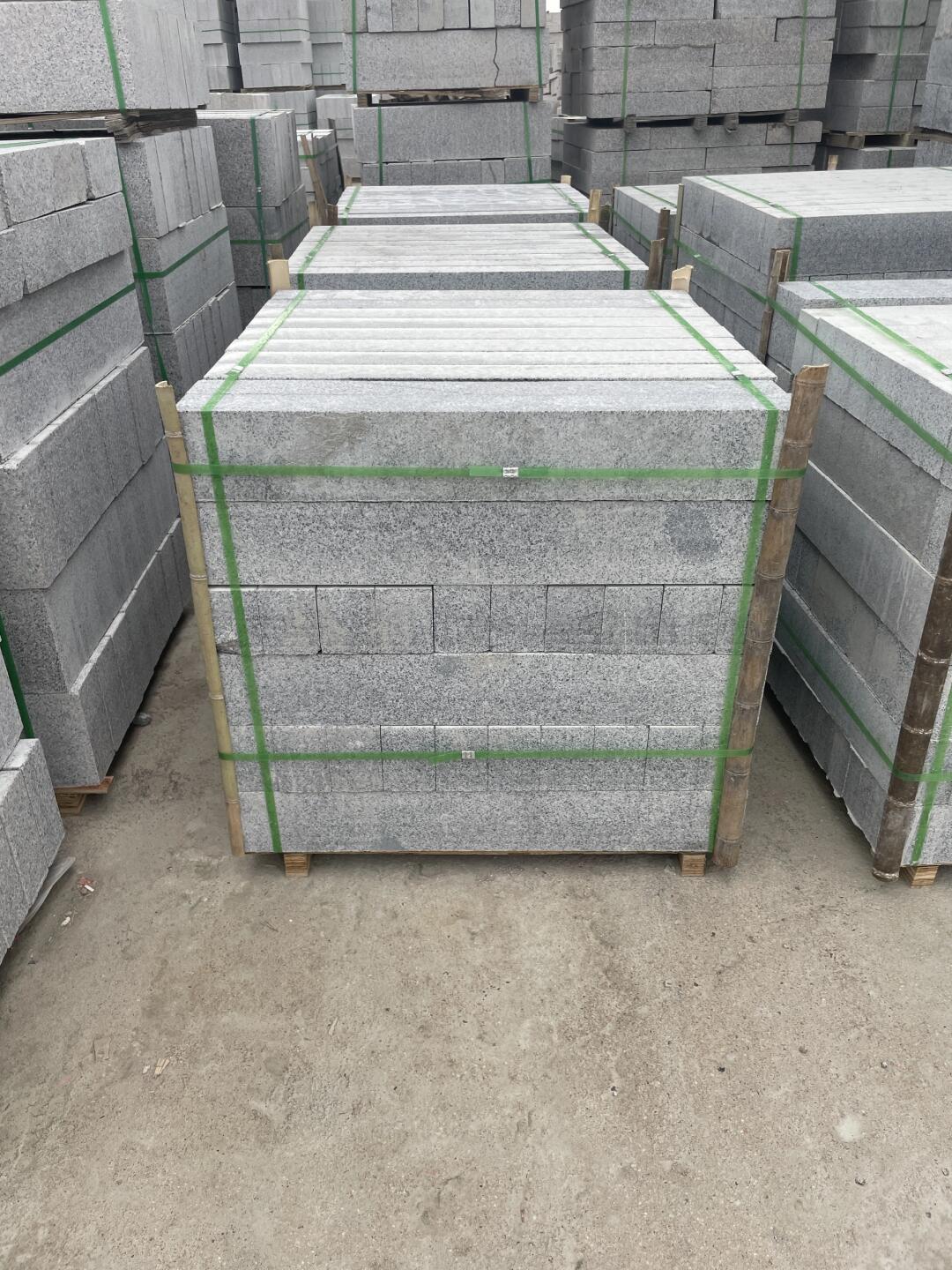 芝麻黑路沿石廠家按米計(jì)價(jià)標(biāo)準(zhǔn)含機(jī)切面與火燒面不同處理方式