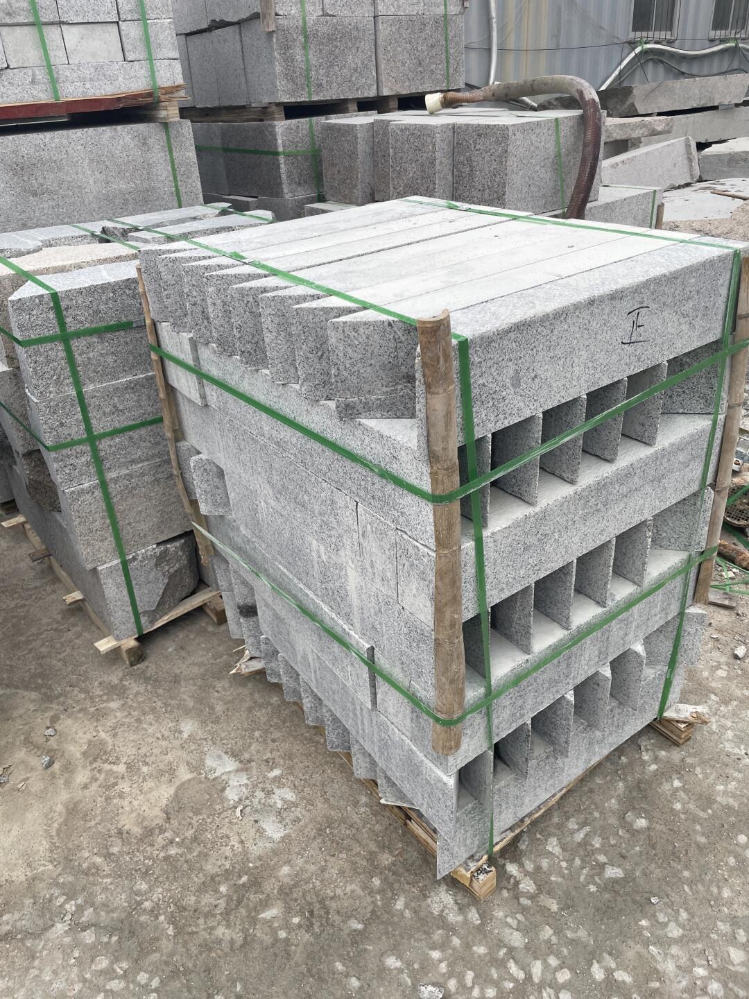 路沿石機(jī)切面和火燒面芝麻黑材質(zhì)每米實(shí)際成交價(jià)參考