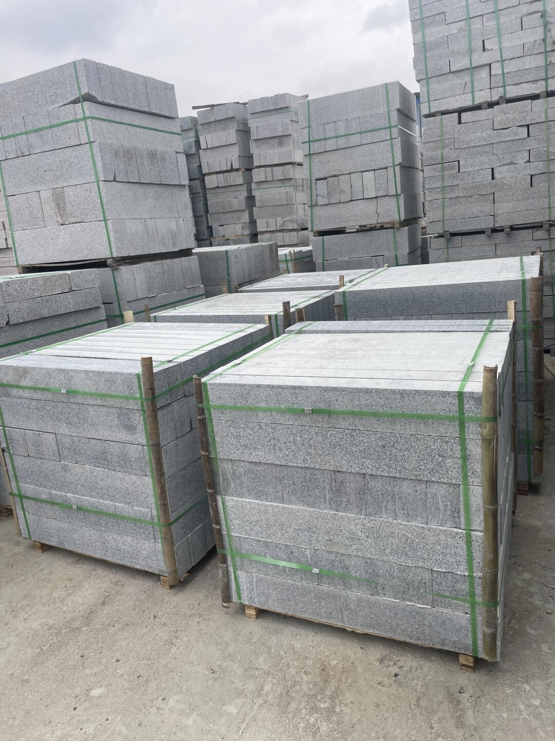 工地采購芝麻黑路沿石時(shí)每米單價(jià)與表面處理類型對應(yīng)關(guān)系