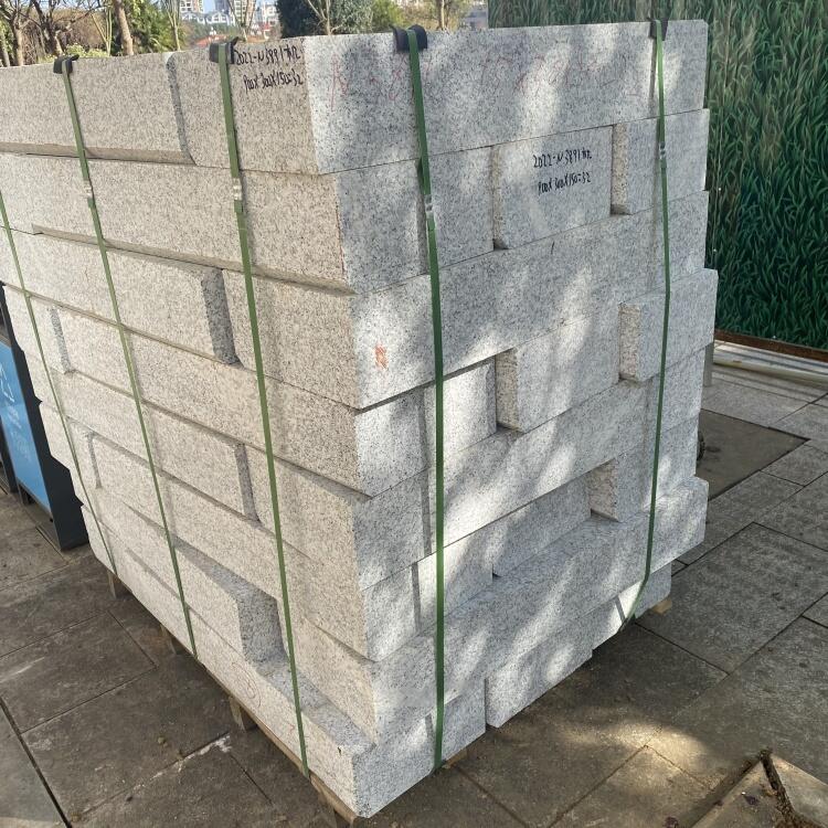 當(dāng)前工地常用芝麻黑路沿石每米報(bào)價(jià)含機(jī)切面火燒面選項(xiàng)