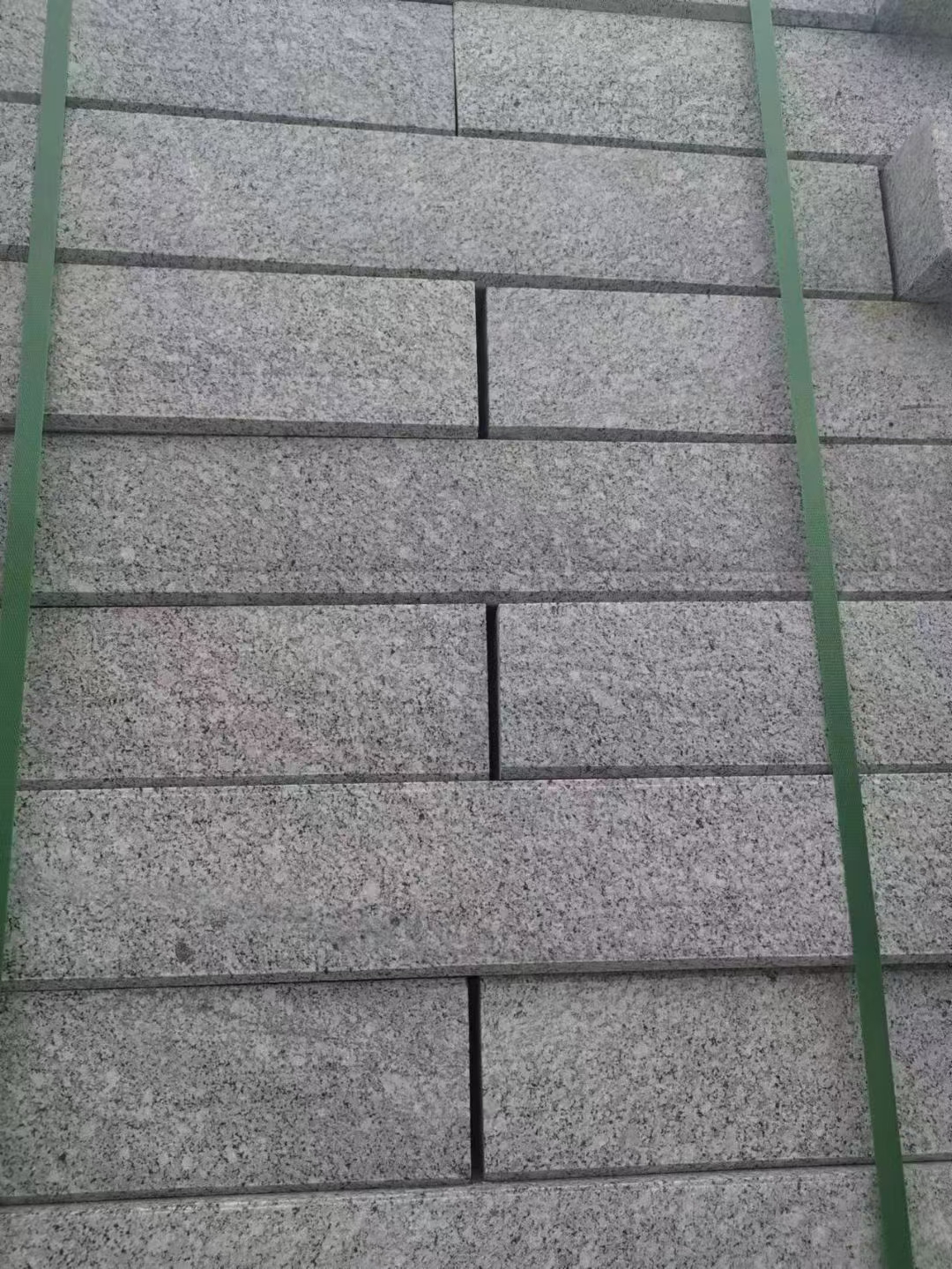 芝麻黑路沿石按長度計(jì)費(fèi)價(jià)格含機(jī)切面和火燒面兩種成品