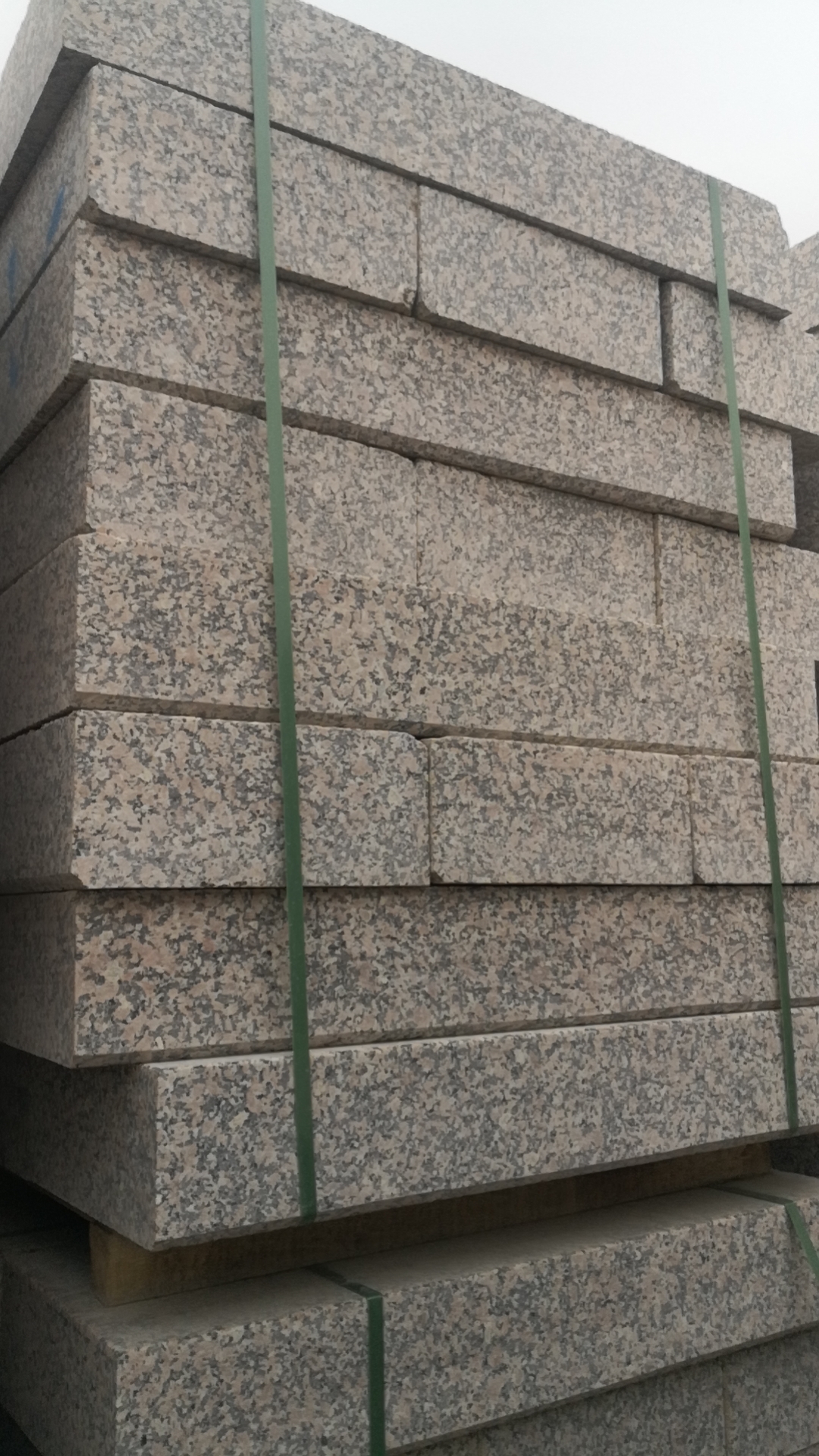 路旁石生產(chǎn)廠家地址及路沿石立方報價