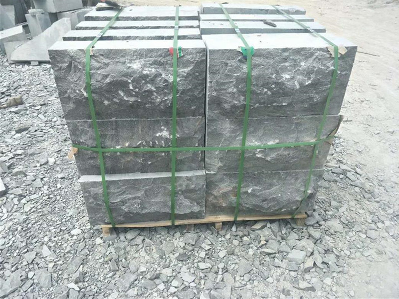 青石路沿石廠家雕刻加工與荔枝面石材的常見規(guī)格尺寸