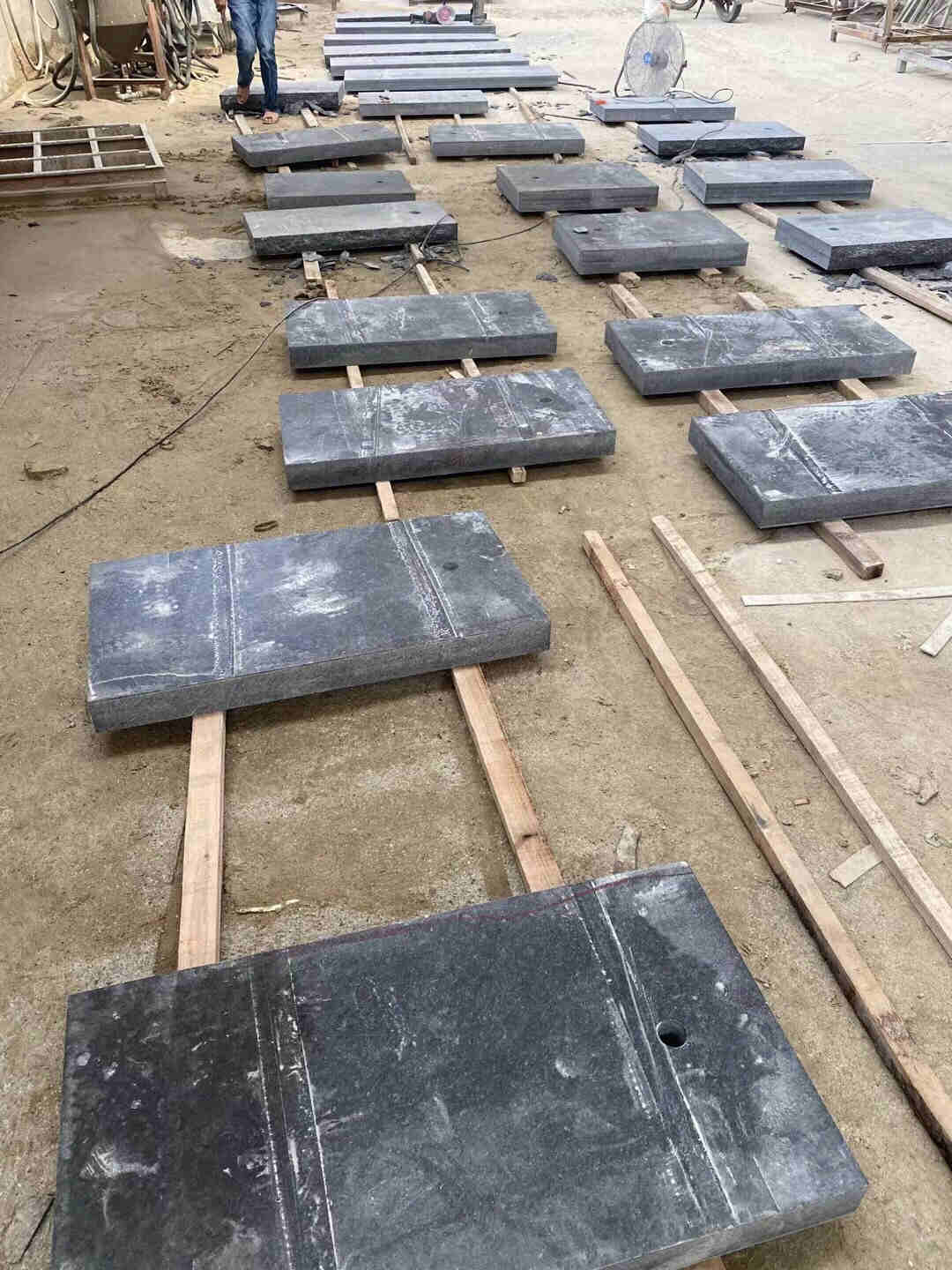 中國黑石材蒙古黑石材，黑金沙石材火燒水洗面加工