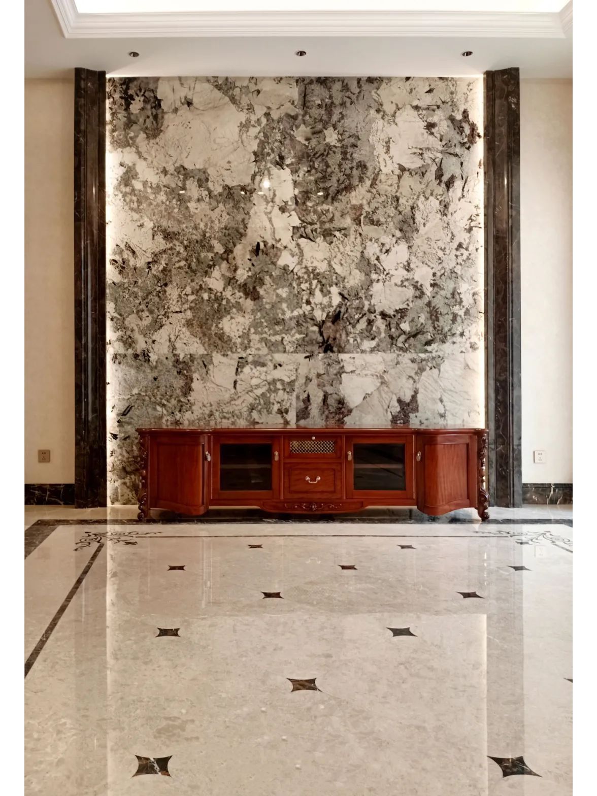 樓梯踏步石材廠家做臺階石材種類推薦：芝麻黑、芝麻灰、芝麻白、五蓮花等。(圖2)