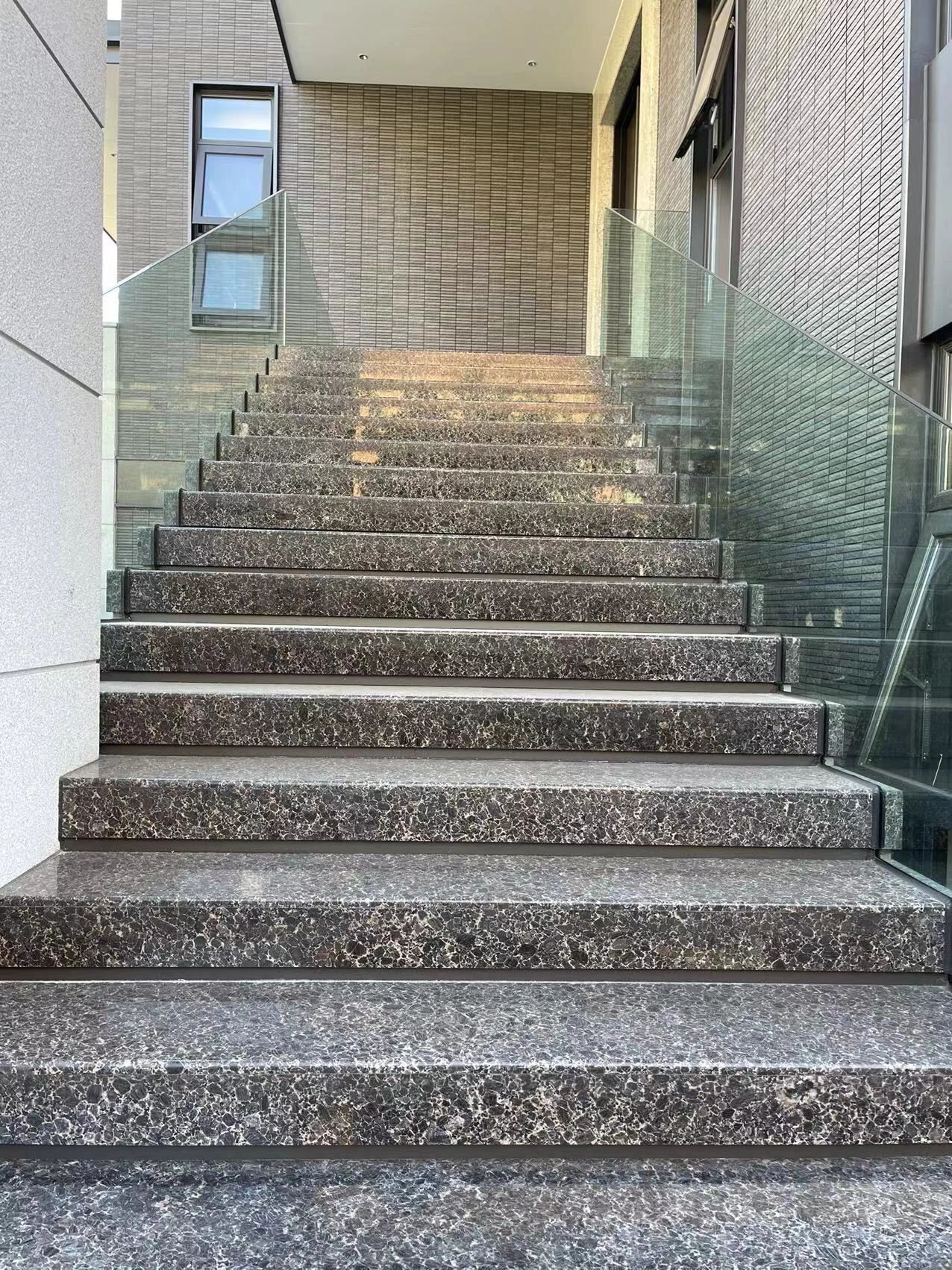 外墻時(shí)間長了風(fēng)化后墻皮大量脫落解決方式 