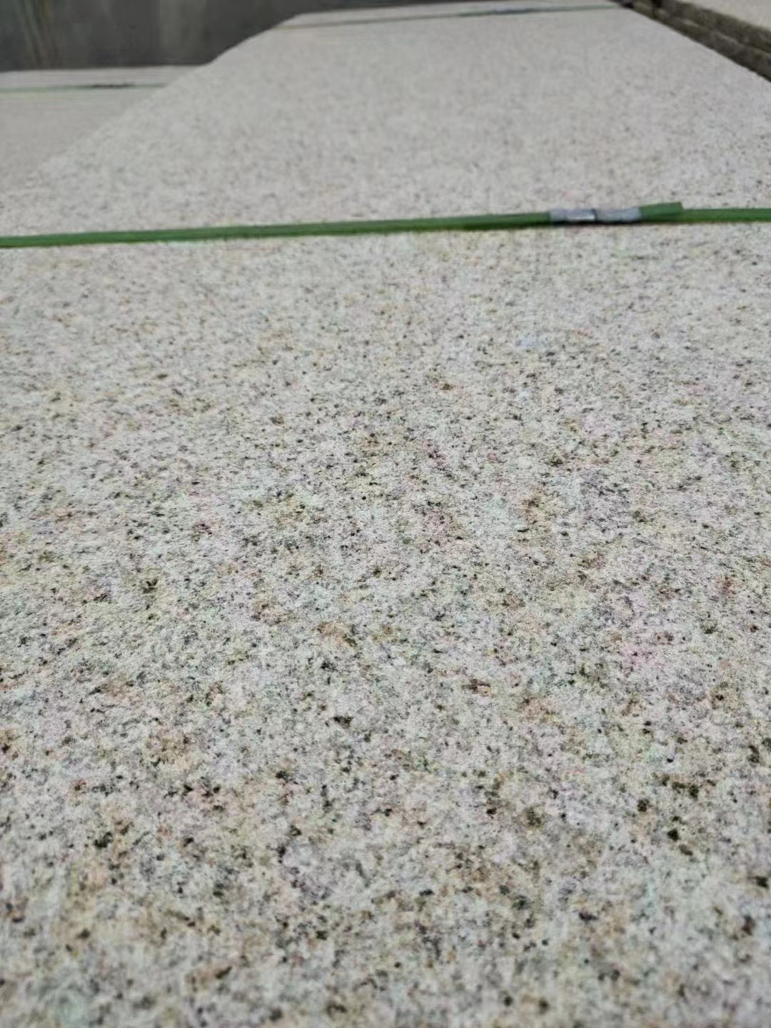 芝麻白石材批發(fā)廠家電話與花崗巖供應(yīng)商