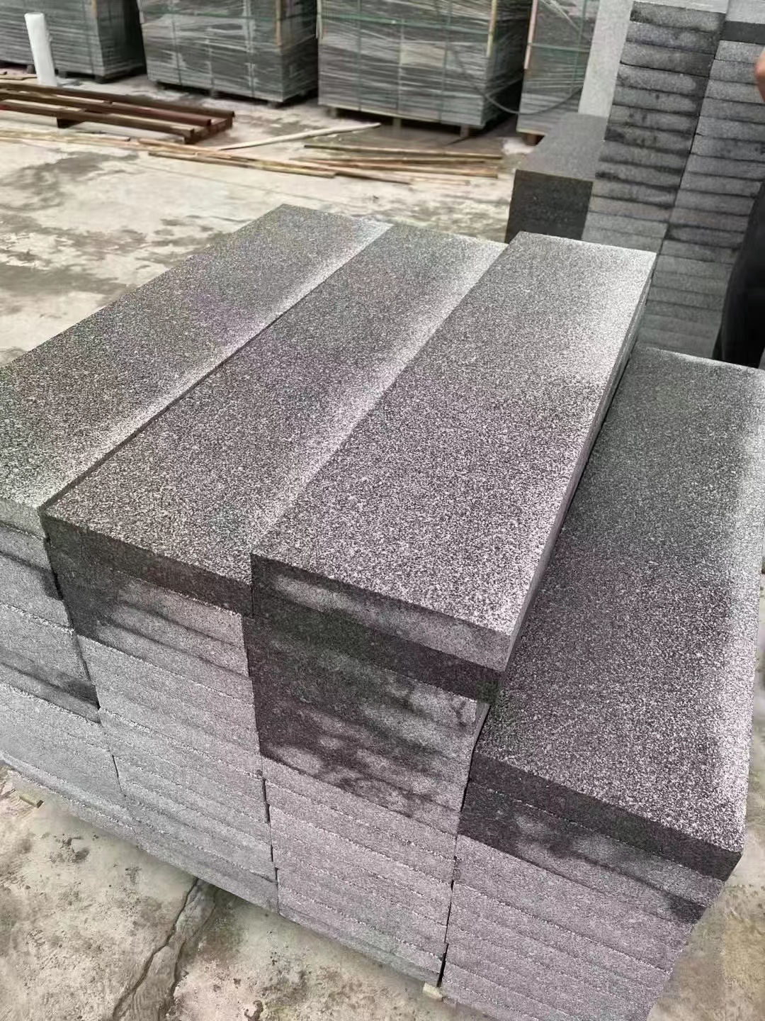 30厚芝麻黑花崗巖價(jià)格廣場