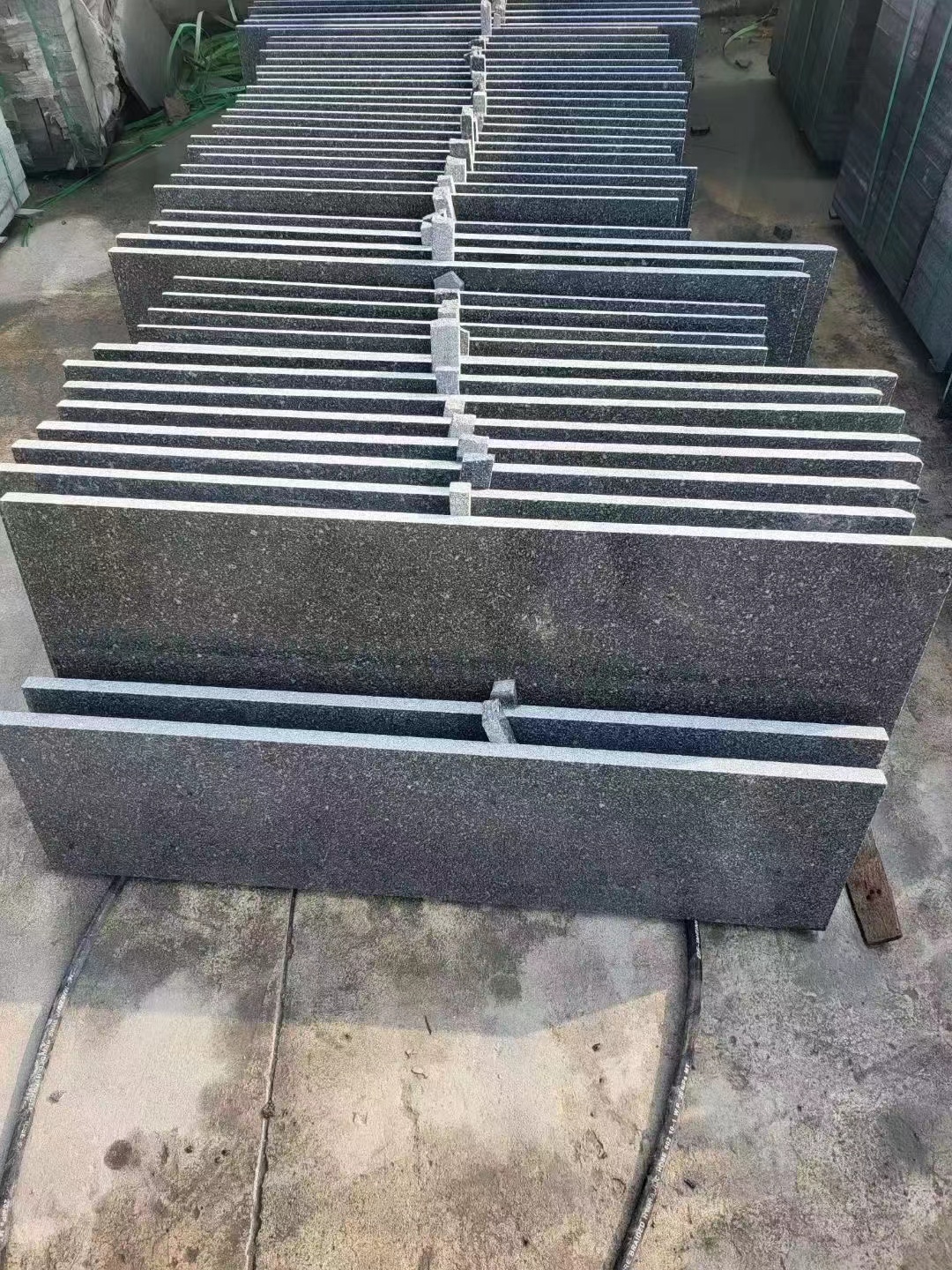 芝麻白花崗巖平緣石(圖1)