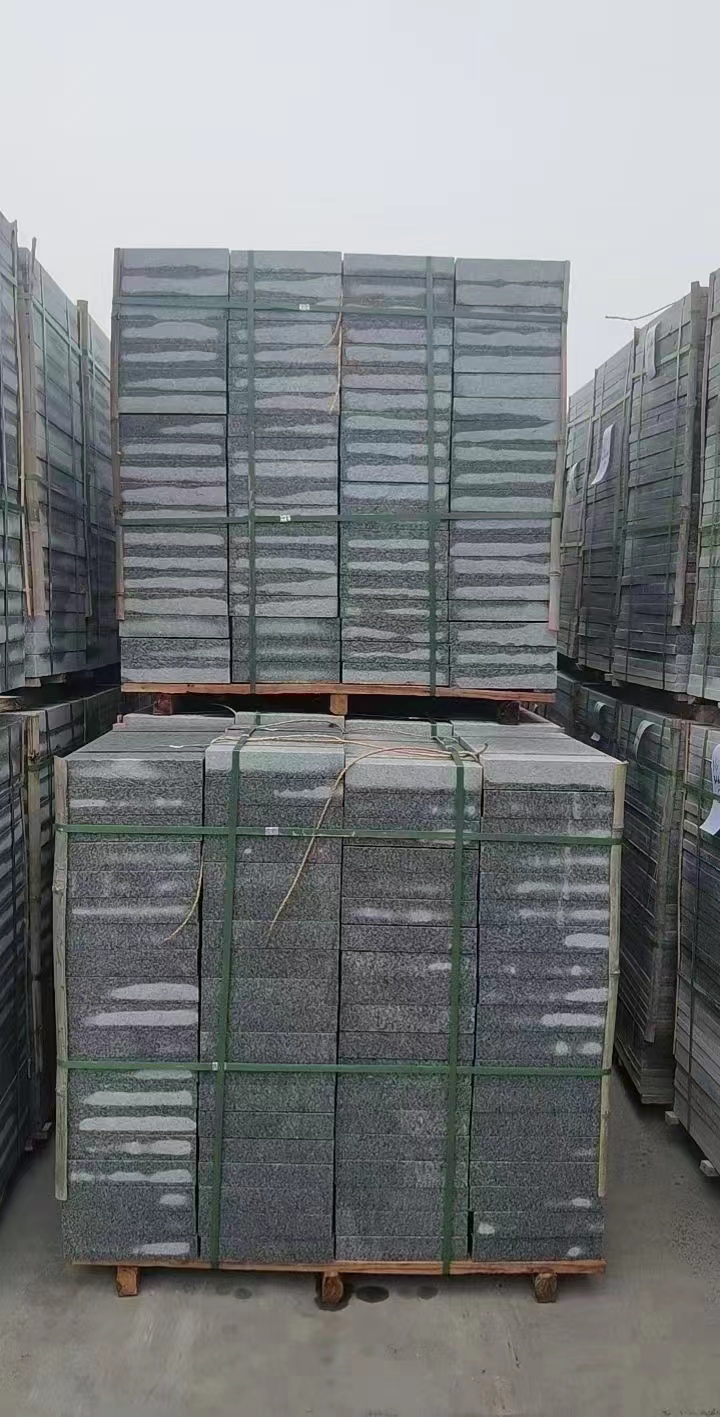 芝麻灰花崗巖廠家生產(chǎn)供應(yīng)與路沿石報價參考