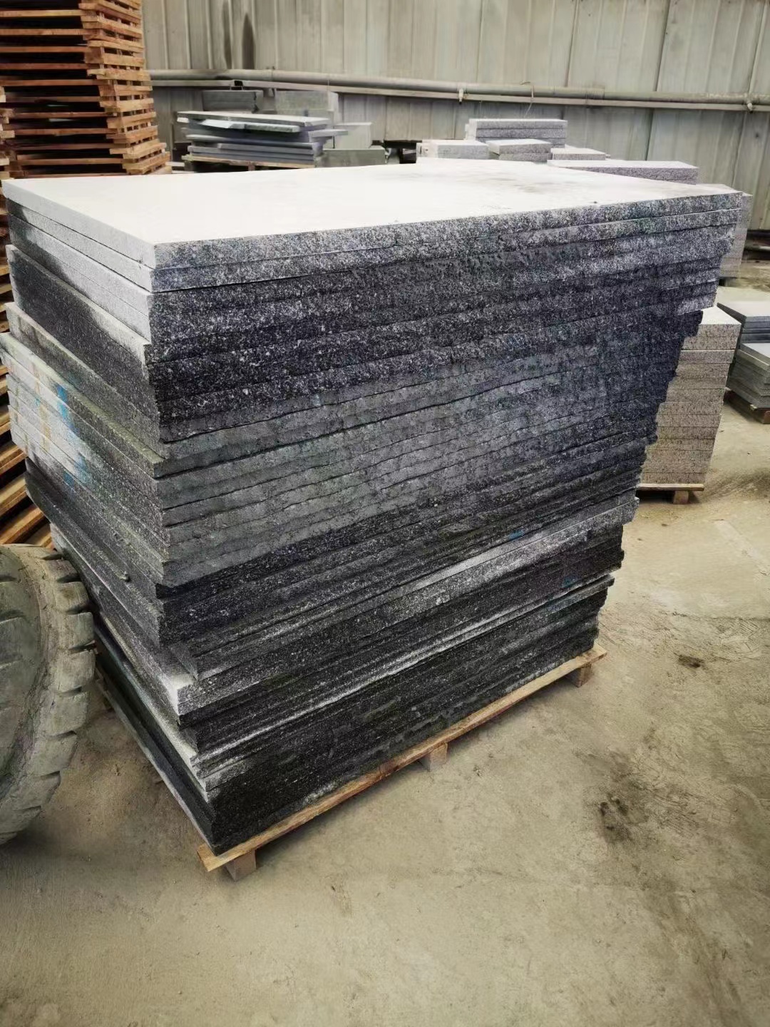 芝麻灰火燒板地鋪石料廠家批發(fā)價