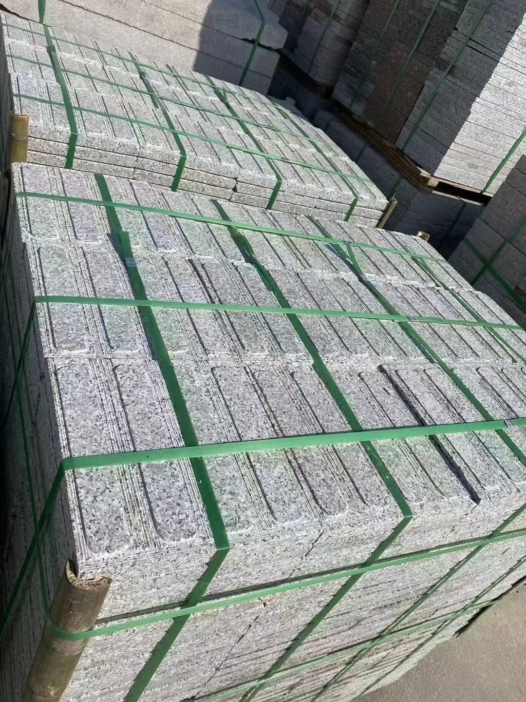 芝麻灰花崗巖路邊石批發(fā)廠價(jià)格信息