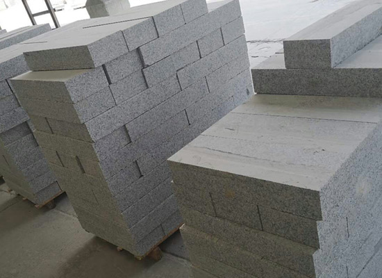 芝麻黑花崗巖做廣場(chǎng)壓邊石時(shí)的倒角形式與轉(zhuǎn)角收口常見做法(圖4)