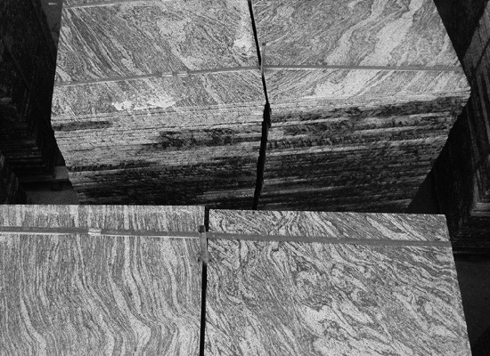 芝麻黑花崗巖做廣場(chǎng)壓邊石時(shí)的倒角形式與轉(zhuǎn)角收口常見做法(圖3)