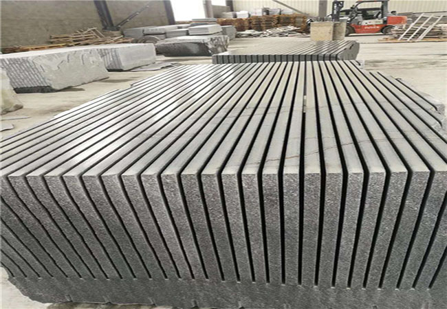 芝麻黑花崗巖做廣場(chǎng)壓邊石時(shí)的倒角形式與轉(zhuǎn)角收口常見做法(圖1)