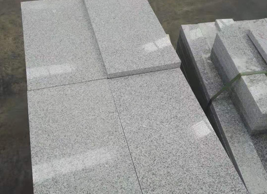 安裝背景墻時，為何要特別注意收邊處理？