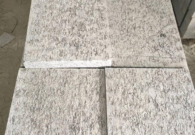 【臨沂芝麻灰花崗巖】|嘉潤(rùn)石材廠（深灰魯灰、淺灰）路沿石價(jià)格(圖2)