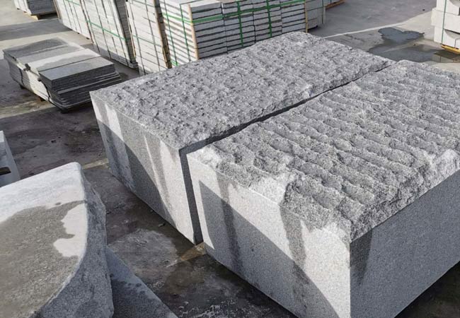 廣場(chǎng)鋪裝的石材多少錢(qián)一平方