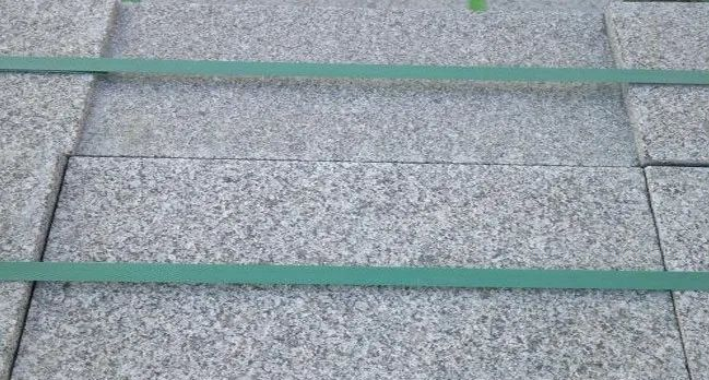 芝麻灰荔枝面是經過花崗巖加工(圖1)